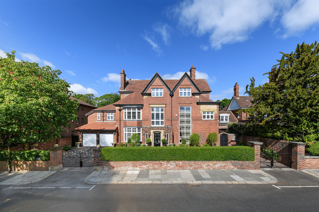 Magnificent 6-Bedroom Detached House