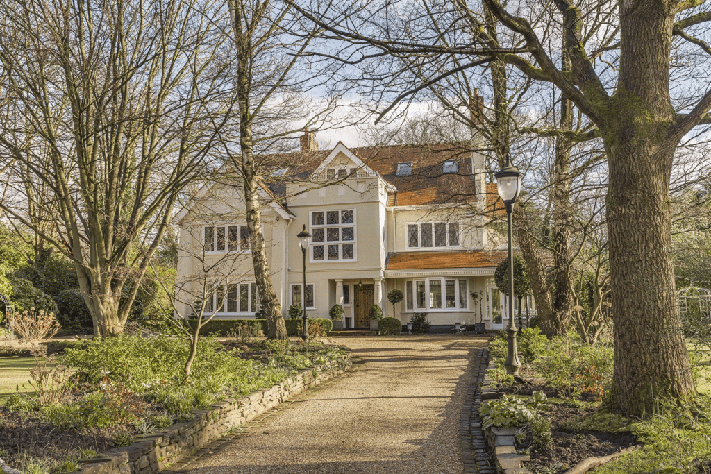 6-bedroom detached house for sale