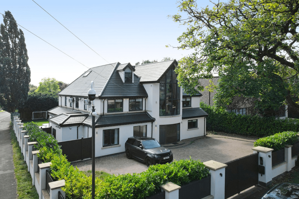6-bedroom detached house for sale